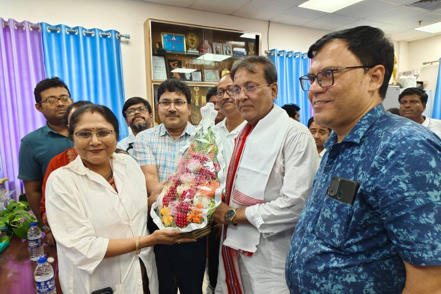 বারাসত মেডিক্যালে দখলমুক্তকরণ অভিযান, হাসপাতালের ভিতরের দোকান সরানোর নির্দেশ বিধায়কের