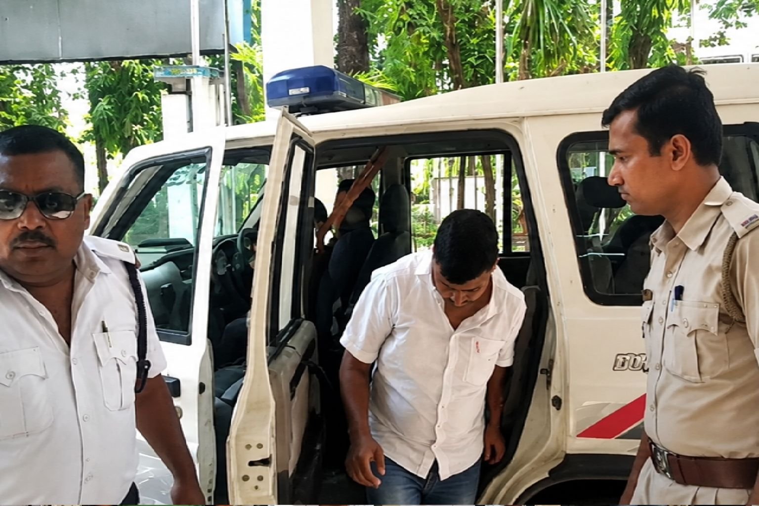 বিধাননগরে তোলাবাজির অভিযোগে গ্রেফতার যুবক, রাজনৈতিক মহলে জোর চর্চা