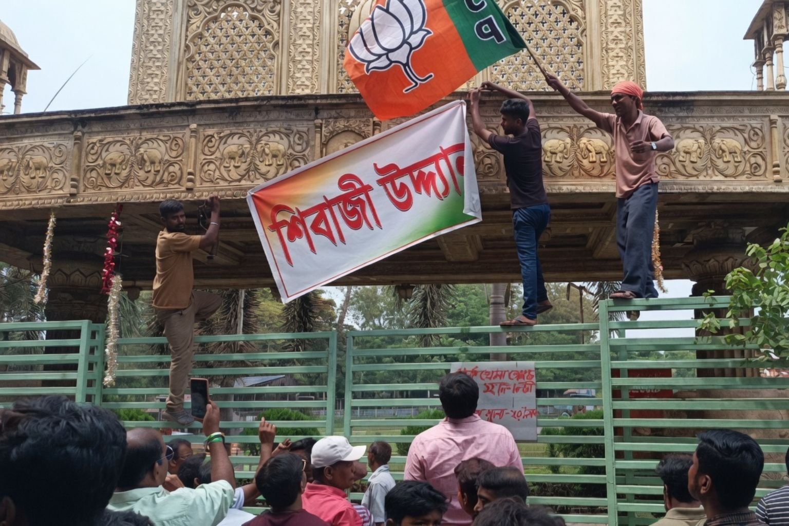 'সিরাজ উদ্যান' হলো 'শিবাজি উদ্যান'